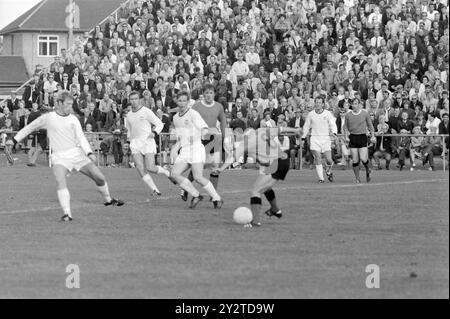 Aktuell 32 - 6 - 1971: Die Kniksen auf norwegischem Gras gegen Roald Kniksen Jensen ist nach sechs Jahren als Profi im schottischen 1. Liga-Club Hearts aus Edinburgh wieder im norwegischen Spitzenfußball. Er debütierte erneut im Brann Trikot gegen Strømsgodset im Marienlyst-Stadion in Drammen am Sonntag, 1. August. Es hat Brann nicht viel geholfen, da er Gefahr läuft, in die 2. Division abzusteigen. Das Spiel endete 3-1 gegen Strømsgodset. Foto: Aage Storløkken / aktuell / NTB ***FOTO NICHT VERARBEITET*** dieser Bildtext wird automatisch übersetzt Stockfoto