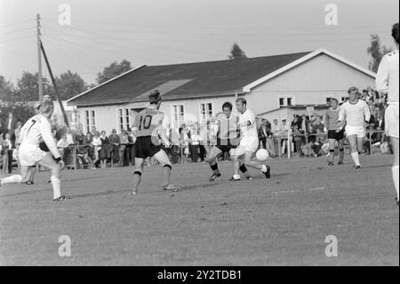 Aktuell 32 - 6 - 1971: Die Kniksen auf norwegischem Gras gegen Roald Kniksen Jensen ist nach sechs Jahren als Profi im schottischen 1. Liga-Club Hearts aus Edinburgh wieder im norwegischen Spitzenfußball. Er debütierte erneut im Brann Trikot gegen Strømsgodset im Marienlyst-Stadion in Drammen am Sonntag, 1. August. Es hat Brann nicht viel geholfen, da er Gefahr läuft, in die 2. Division abzusteigen. Das Spiel endete 3-1 gegen Strømsgodset. Foto: Aage Storløkken / aktuell / NTB ***FOTO NICHT VERARBEITET*** dieser Bildtext wird automatisch übersetzt Stockfoto