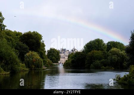Eine Regenbogenparade über Horse Guards im Zentrum von London. Bilddatum: Mittwoch, 11. September 2024. Stockfoto