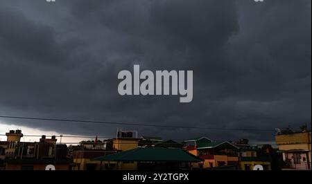 Siliguri, Westbengalen, Indien. September 2024. Dunkle Regenwolken bedecken die Skyline von Siliguri. (Kreditbild: © Diptendu Dutta/ZUMA Press Wire) NUR REDAKTIONELLE VERWENDUNG! Nicht für kommerzielle ZWECKE! Stockfoto