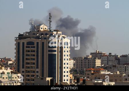 Gaza-Stadt, Gazastreifen, 4. Mai 2019. Israelische Flugzeuge bombardieren den Standort von Abu Jarad, der zur Hamas-Bewegung gehört, im Süden von Gaza-Stadt. Der Angriff ist Teil der laufenden israelischen Luftangriffe am Samstag im Gazastreifen, die als Reaktion auf Dutzende von Raketen aus dem Gazastreifen in Israel am frühen Samstag durchgeführt wurden. Die israelischen Verteidigungskräfte haben am Samstag mehrere militärische Stätten der Hamas ins Visier genommen, da sie die palästinensische Bewegung für alle Vorfälle im Streifen oder von dort aus verantwortlich sehen Stockfoto