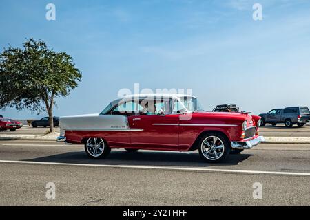 Gulfport, MS - 04. Oktober 2023: Weitwinkel-Eckansicht eines 1955 Chevrolet Bel Air Hardtops auf einer lokalen Autoshow. Stockfoto