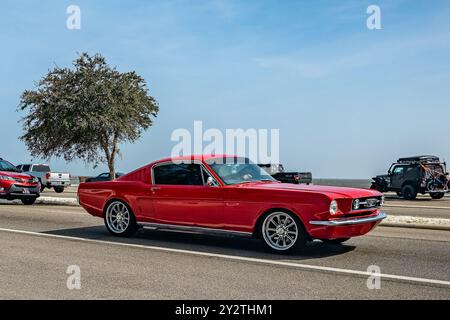 Gulfport, MS - 04. Oktober 2023: Weitwinkelansicht eines Ford Mustang Fastback Coupés aus dem Jahr 1965 auf einer lokalen Autoshow. Stockfoto