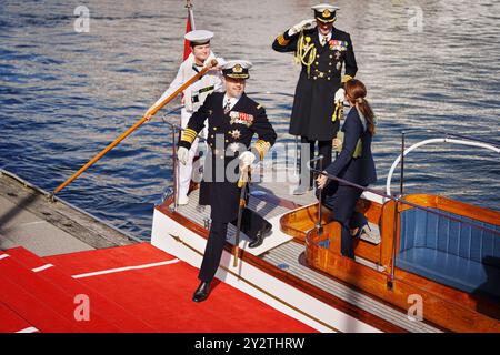 Kopenhagen, Dänemark. September 2024. Der dänische König Friedrich und die Königin Maria steigen am Mittwoch, 11. September 2024, offiziell von dem königlichen Schiff Dannebrog aus Nordre Toldbod, Kopenhagen aus. Die offizielle Ausschiffung markiert das Ende der Segelsaison des königlichen Schiffes Dannebrog. Quelle: Ritzau/Alamy Live News Stockfoto