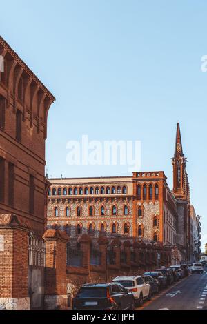 Eine malerische und charmante Straße, die wunderschöne Architektur und das pulsierende Stadtleben in Tarragona, Spanien, bietet Stockfoto