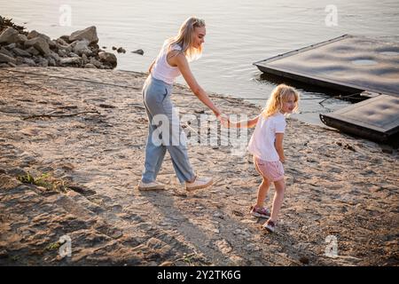 Genießen Sie einen Sommerabendspaziergang entlang der Drava in Osijek, Kroatien mit der Familie Stockfoto