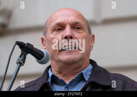 London, UK, 10. September 2024. Eine Demonstration, um gegen die teilweise Aussetzung der Waffenausfuhrlizenzen nach Israel zu protestieren, fand vor dem Außenministerium, dem Commonwealth and Development Office (FCDO) statt, bei der Premierminister Keir Starmer und Außenminister David Lammy aufgefordert wurden, ihre Entscheidung zu überdenken, da das Land weiterhin Krieg gegen die Hamas-Militanten führt. Quelle: Eleventh Photography/Alamy Live News Stockfoto