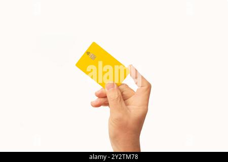 Mann Hand mit einer gelben Kreditkarte auf weißem Hintergrund Stockfoto