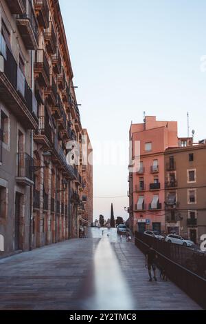 Eine atemberaubende urbane Straße mit komplizierter historischer Architektur, beleuchtet durch das sanfte Licht des Abendlichts in Tarragona, Spanien Stockfoto