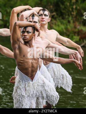 London, Großbritannien. September 2024. Die Besetzung von Matthew Bourne's Swan Lake reproduziert einen Moment aus der berühmten Swan Lake Tanzproduktion auf dem See im St. James' Park. Die Besetzung besteht aus Matthew Amos, Xavier Andriambolanoro-Sotiya, Ben Brown, Perreira de Jesus Franque, Jackson Fisch, Rory Macleod, Leonardo McCorkindale, Harry Ondrak-Wright und Barnaby Quarendon. Matthew Bournes Schwanensee kehrt ab November 2024 und 2025 zu einer Tour zum 30. Jubiläum zurück. Quelle: Imageplotter/EMPICS/Alamy Live News Stockfoto