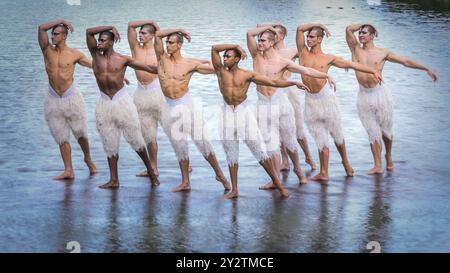 London, Großbritannien. September 2024. Die Tänzer scheinen auf dem Wasser zu schweben. (Langzeitbelichtung). Die Besetzung von Matthew Bourne's Swan Lake reproduziert einen Moment aus der berühmten Swan Lake Tanzproduktion auf dem See im St. James' Park. Die Besetzung besteht aus Matthew Amos, Xavier Andriambolanoro-Sotiya, Ben Brown, Perreira de Jesus Franque, Jackson Fisch, Rory Macleod, Leonardo McCorkindale, Harry Ondrak-Wright und Barnaby Quarendon. Matthew Bournes Schwanensee kehrt ab November 2024 und 2025 zu einer Tour zum 30. Jubiläum zurück. Quelle: Imageplotter/EMPICS/Alamy Live News Stockfoto