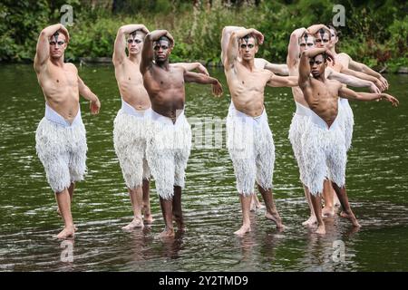 London, Großbritannien. September 2024. Die Besetzung von Matthew Bourne's Swan Lake reproduziert einen Moment aus der berühmten Swan Lake Tanzproduktion auf dem See im St. James' Park. Die Besetzung besteht aus Matthew Amos, Xavier Andriambolanoro-Sotiya, Ben Brown, Perreira de Jesus Franque, Jackson Fisch, Rory Macleod, Leonardo McCorkindale, Harry Ondrak-Wright und Barnaby Quarendon. Matthew Bournes Schwanensee kehrt ab November 2024 und 2025 zu einer Tour zum 30. Jubiläum zurück. Quelle: Imageplotter/EMPICS/Alamy Live News Stockfoto