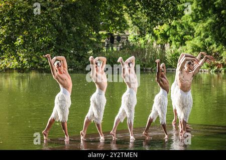 London, Großbritannien. September 2024. Die Besetzung von Matthew Bourne's Swan Lake reproduziert einen Moment aus der berühmten Swan Lake Tanzproduktion auf dem See im St. James' Park. Die Besetzung besteht aus Matthew Amos, Xavier Andriambolanoro-Sotiya, Ben Brown, Perreira de Jesus Franque, Jackson Fisch, Rory Macleod, Leonardo McCorkindale, Harry Ondrak-Wright und Barnaby Quarendon. Matthew Bournes Schwanensee kehrt ab November 2024 und 2025 zu einer Tour zum 30. Jubiläum zurück. Quelle: Imageplotter/EMPICS/Alamy Live News Stockfoto