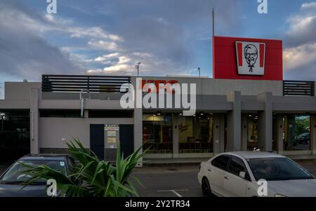 11MAY2024, MAURITIUS - Ein KFC-Restaurant mit ikonischem Logo und Werbetafel mit Autos, die davor geparkt sind Stockfoto