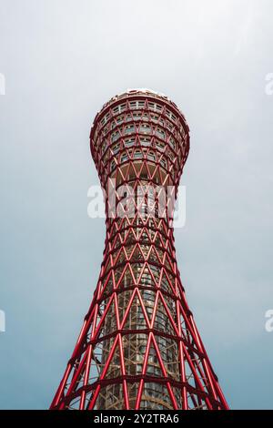 Ein flacher Blick auf den Kobe Port Tower vor einem klaren Himmel in Kobe, Japan. Stockfoto