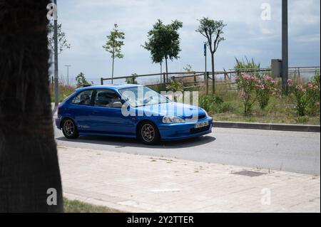 Er jagte einen leichten japanischen Sportwagen mit Vorderradantrieb, den klassischen Honda Civic Typ EK der sechsten Generation mit blauem VTEC-Motor auf der Straße Stockfoto