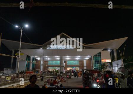 Bangladesch, Rajshahi - 04.20.2023: Vorderansicht des Bahnhofs Rajshahi bei Nacht Stockfoto