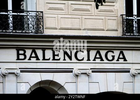 Paris, Frankreich - 12. April 2023: Balenciaga-Geschäft in Paris, Frankreich. Es handelt sich um eine französisch-spanische Luxusmodelinie, die 1919 gegründet wurde. Stockfoto