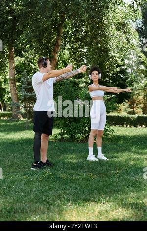 Freunde trainieren im Freien und konzentrieren sich auf Kraft und Verbundenheit, während sie Fitness und Spaß genießen. Stockfoto