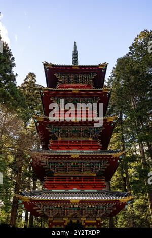 Eine massive Gojunoto (fünfstöckige Pagode) versteckt in japanischen Waldbäumen am Nikko Toshogu Schrein in Nikko Japan. Stockfoto