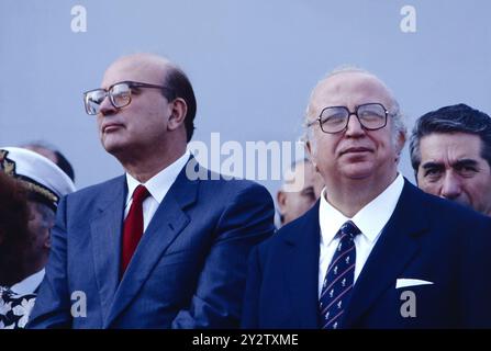 - Bettino Craxi (PSI), Premierminister, und Giovanni Spadolini (PRI), Verteidigungsminister (September 1985) - Bettino Craxi (PSI), Presidente del Consiglio e Giovanni Spadolini (PRI), Ministro della Difesa (Settembre 1985) Stockfoto