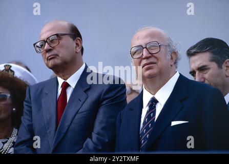 - Bettino Craxi (PSI), Premierminister, und Giovanni Spadolini (PRI), Verteidigungsminister (September 1985) - Bettino Craxi (PSI), Presidente del Consiglio e Giovanni Spadolini (PRI), Ministro della Difesa (Settembre 1985) Stockfoto