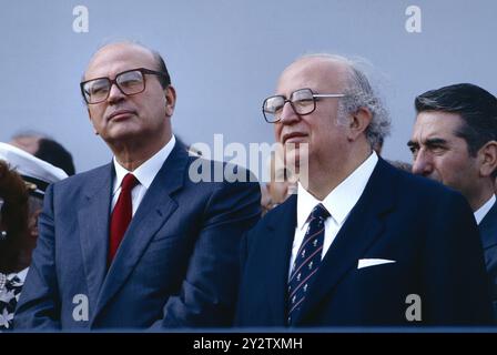 - Bettino Craxi (PSI), Premierminister, und Giovanni Spadolini (PRI), Verteidigungsminister (September 1985) - Bettino Craxi (PSI), Presidente del Consiglio e Giovanni Spadolini (PRI), Ministro della Difesa (Settembre 1985) Stockfoto