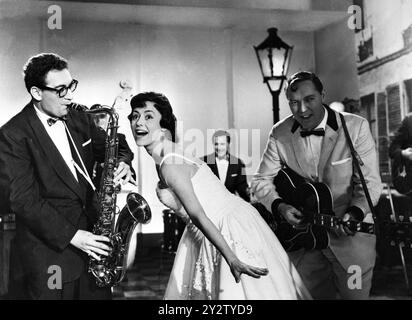 ARCHIVFOTO - HERE I AM - I AM HER/BRD 1958/CATERINA VALENTE und Rock n Roll King BILL HALEY R mit der Band Comets im Musikfilm: Here I am - Here I am, 1958. AUFNAHMEDATUM GESCHÆ'TZT UnitedArchives00653323 (keine - 1958-07-01, imago Stock&People via www.imago-images.de/ipa-agency.net) ps das Foto kann in Übereinstimmung mit dem Kontext, in dem es aufgenommen wurde, und ohne verleumderische Absicht des Dekorums der Personen, die vertreten sind, verwendet werden Stockfoto