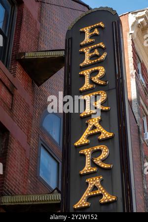 Ferrara Bakery & Cafe in Little Italy bietet seine berühmten italienischen Desserts, New York City, USA 2024 Stockfoto