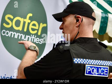 Ein Polizist, der auf einer Gemeindeveranstaltung abgebildet ist. Bildnachweis: James Hind/Alamy. Stockfoto