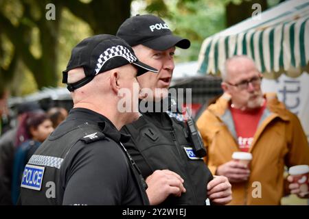 Polizisten auf einer Gemeindeveranstaltung. Bildnachweis: James Hind/Alamy. Stockfoto