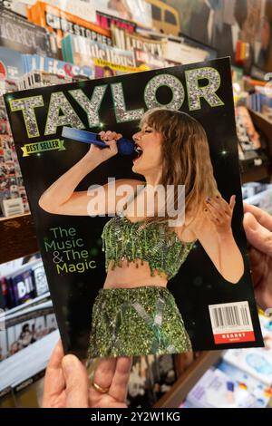 Barnes & Noble Booksellers on Fifth Avenue in New York City hat eine große Auswahl an Zeitschriften, USA 2024 Stockfoto