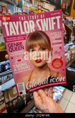 Barnes & Noble Booksellers on Fifth Avenue in New York City hat eine große Auswahl an Zeitschriften, USA 2024 Stockfoto