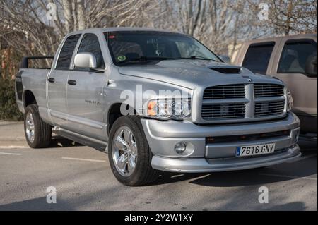 Vorderansicht des leistungsstarken silbernen American RAM 1500 5,7 Liter Hemi Magnum Pickup-Trucks, der auf der Straße geparkt ist Stockfoto