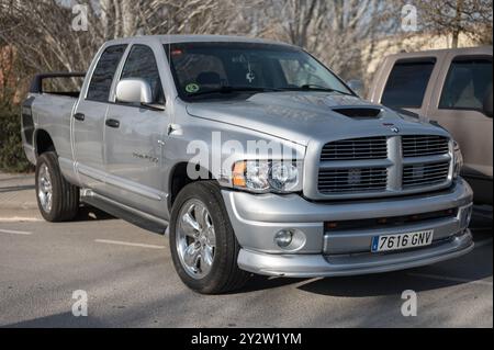 Vorderansicht des leistungsstarken silbernen American RAM 1500 5,7 Liter Hemi Magnum Pickup-Trucks, der auf der Straße geparkt ist Stockfoto