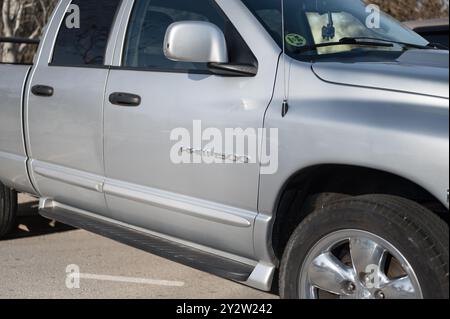 Detail des Logos und der Tür des leistungsstarken amerikanischen Pickup-Trucks RAM 1500 5,7 Liter Hemi Magnum in silberfarbener Farbe, der auf der Straße geparkt ist Stockfoto