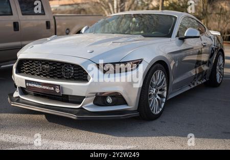 Vorderansicht eines modernen silbernen amerikanischen Ford Mustang Sportwagens der sechsten Generation, der auf der Straße geparkt ist Stockfoto