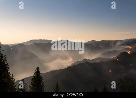 Ein Blick auf die Drohne zeigt, dass die Waldbrände im Südwesten von Washington in den Blue Mountains bei Sonnenuntergang weiter ausbrechen Stockfoto