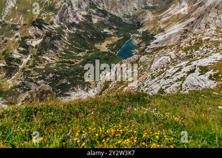 Panoramablick aus der Vogelperspektive vom Gipfel Bobotov Kuk Stockfoto