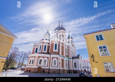 Tallinn, Estland - 8. Mai 2024: Die berühmte Alexander-Newski-Kathedrale dominiert die Skyline mit ihrer unverwechselbaren Zwiebelkuppel, umgeben von farbenfrohen Bu Stockfoto