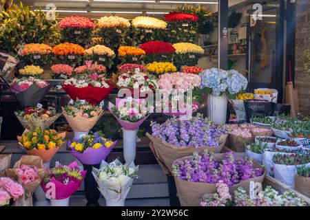 Tallinn, Estland - 8. Mai 2024: Ein farbenfroher Blumenstand in der Nähe der historischen Viru-Tore in Tallinn. Sie sehen eine Vielzahl von Blumen, darunter Rosen, Lilien Stockfoto