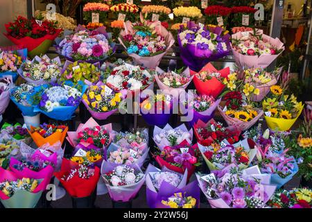 Tallinn, Estland - 8. Mai 2024: Ein farbenfroher Blumenstand in der Nähe der historischen Viru-Tore in Tallinn. Sie sehen eine Vielzahl von Blumen, darunter Rosen, Lilien Stockfoto