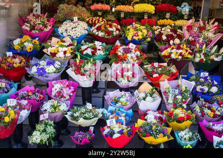 Tallinn, Estland - 8. Mai 2024: Ein farbenfroher Blumenstand in der Nähe der historischen Viru-Tore in Tallinn. Sie sehen eine Vielzahl von Blumen, darunter Rosen, Lilien Stockfoto