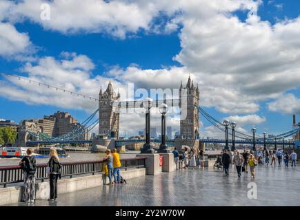 Tower Bridge, London. Tower Bridge von Queens Walk on the South Bank, Themse, London, England, Großbritannien Stockfoto