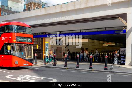 Der Londoner Bus Nr. 15 fährt vor dem Eingang der Cannon Street zur U-Bahnstation Bank in der City of London, London, Großbritannien Stockfoto