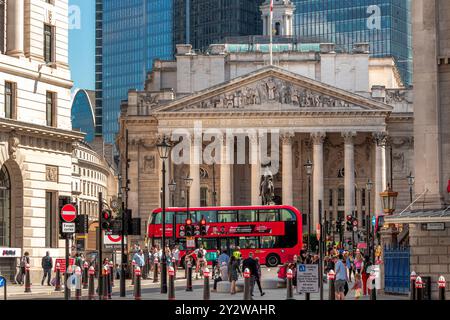 Ein Londoner Bus fährt vor der Westfassade der Royal Exchange an der Bank Junction in der City of London, London, Großbritannien Stockfoto