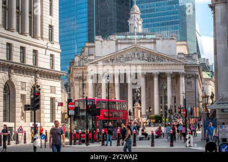 Ein Londoner Bus fährt vor der Westfassade der Royal Exchange an der Bank Junction in der City of London, London, Großbritannien Stockfoto