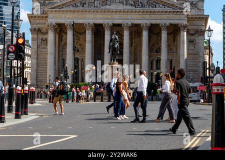 Leute gehen über die Bank Junction mit der Royal The Royal Exchange im Hintergrund, City of London, UK Stockfoto