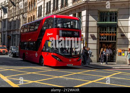 Ein Londoner Bus Nr. 26 auf Cornhill in der City of London auf dem Weg nach Hackney Wick, London, Großbritannien Stockfoto