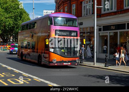 Ein komplett umhüllter Londoner Doppeldeckerbus Nr. 211, der Emirates Flying Taxis anbietet, fährt entlang der King's Road in der Nähe des Sloane Square, London SW3 Stockfoto